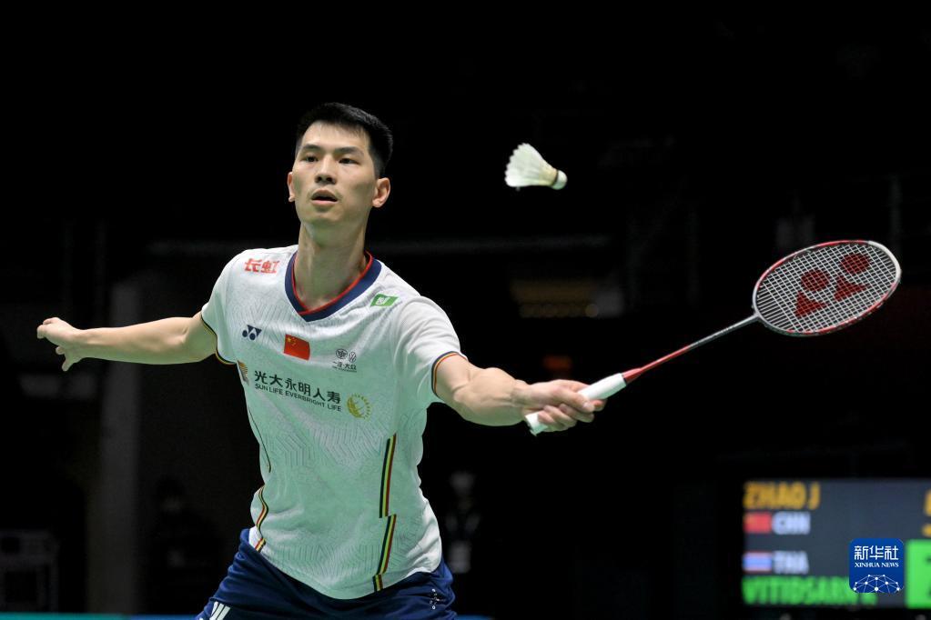 虽然在发球 虽然在发球